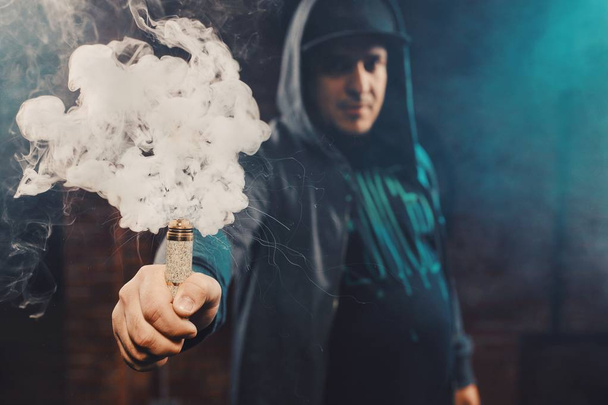 Un homme vaporise une cigarette électronique
 - Photo, image