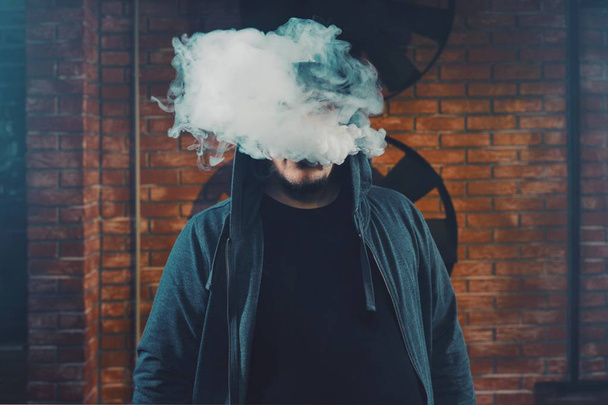 Homem vaping um cigarro eletrônico
 - Foto, Imagem