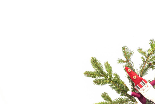 Composizione natalizia. Gemelli di abete verde e decorazione di Natale Santa su sfondo bianco. Vista dall'alto, posizione piatta. Copia spazio per testo
 - Foto, immagini