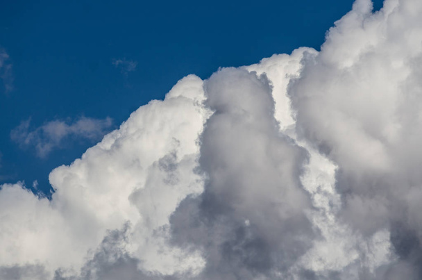 Nubes montañosas de cúmulos hirviendo en el brillante cielo azul de verano
  - Foto, Imagen