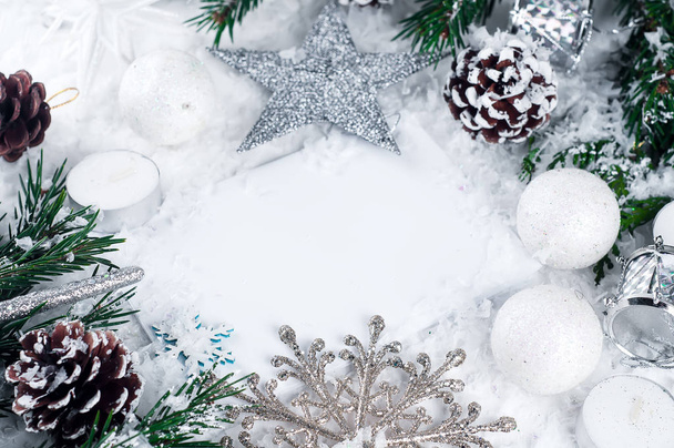 Cartão de Natal com abeto decorado em neve
. - Foto, Imagem