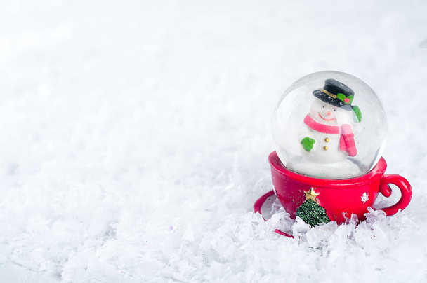Boule à neige avec bonhomme de neige
 - Photo, image