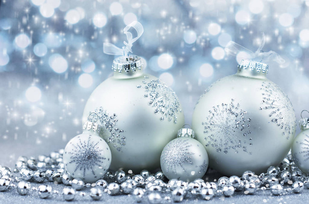 光沢のある背景の装飾とシルバーのクリスマス ボール - 写真・画像