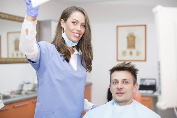 Paciente que se somete a revisión dental
 - Foto, imagen