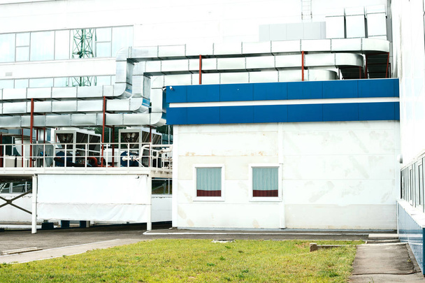 Нова сучасна будівля заводу хай-тек з системою охолодження. Робочі місця. працевлаштування
. - Фото, зображення