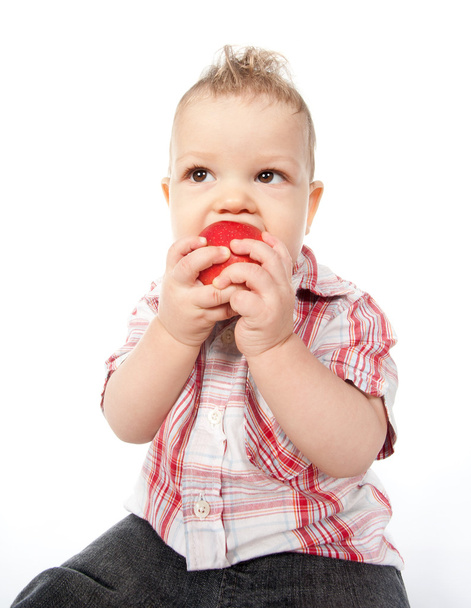 colpo grandangolare di un bambino che mangia una mela isolata su bianco
 - Foto, immagini