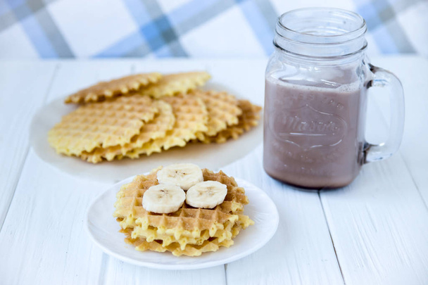  waffles with banana and cocoa for breakfast - Foto, afbeelding
