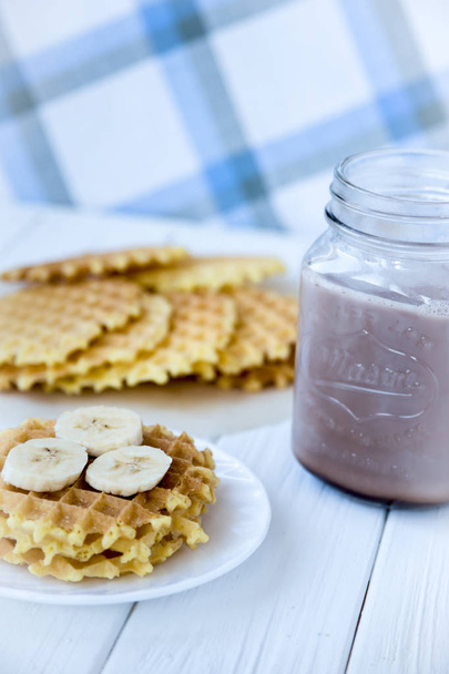  waffles with banana and cocoa for breakfast - Foto, afbeelding