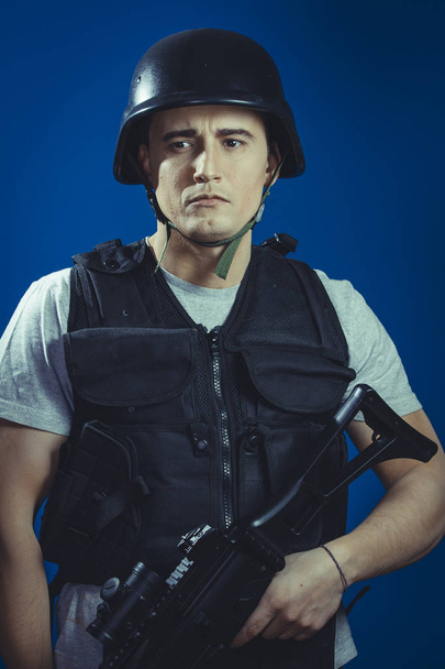 paintball sport player in helmet and machine gun - Фото, изображение