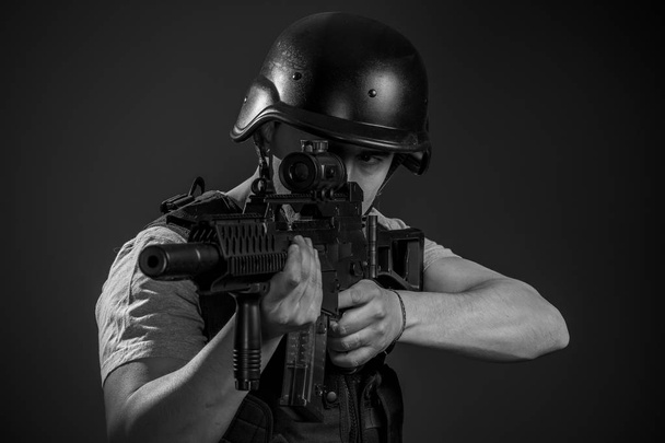 paintball sport player in helmet and machine gun - Valokuva, kuva