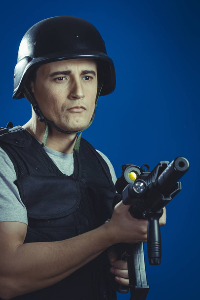 paintball sport player in helmet and machine gun - Фото, изображение