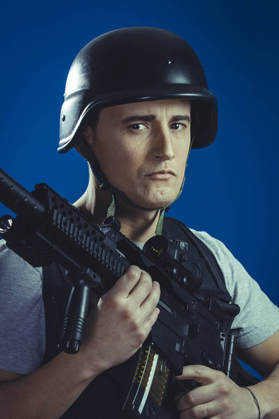 paintball sport player in helmet and machine gun - Foto, Imagem