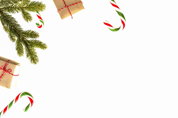 Vánoční složení. Twings zelená jedle, vánoční dárky a candy hole na bílém pozadí. Pohled shora, ploché ležel. Kopírovat prostor pro text - Fotografie, Obrázek