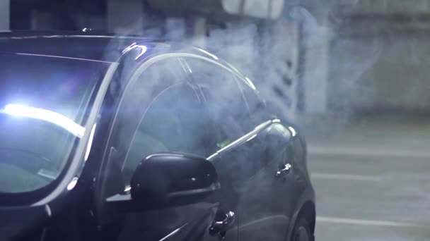 tupakointi auton sisällä
 - Materiaali, video