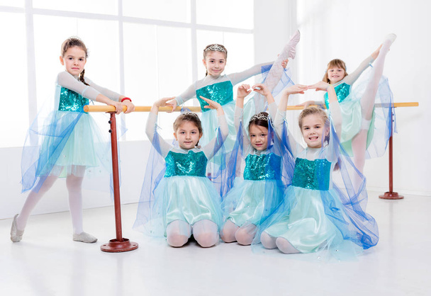 Küçük balerinler bale pratik - Fotoğraf, Görsel
