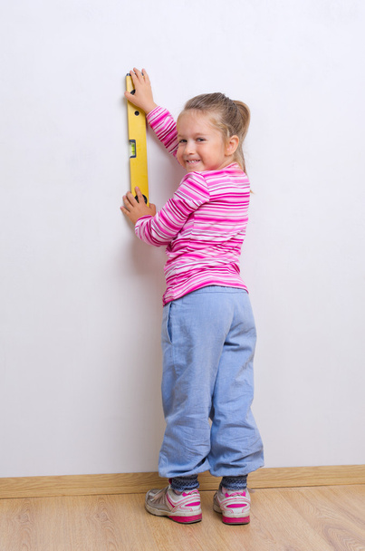 Little girl with measuring level - Fotó, kép
