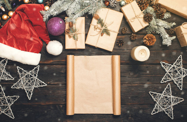 Blank sheet of paper with Christmas items - Фото, зображення