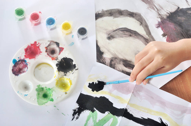 Ręką dziecka, malowanie pędzlem i kolor - Zdjęcie, obraz