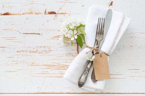 Spring table setting with white flowers - Foto, immagini