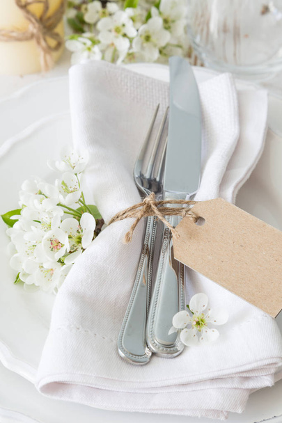 Spring table setting with white flowers - Foto, Bild