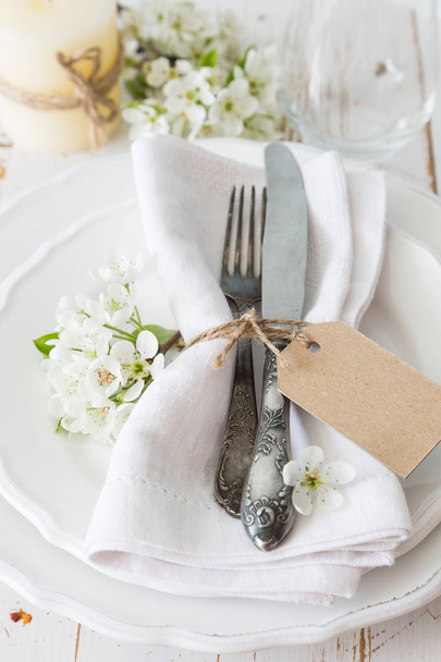 Spring table setting with white flowers - Foto, imagen