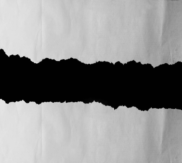 Brecha en papel rasgado
 - Foto, imagen