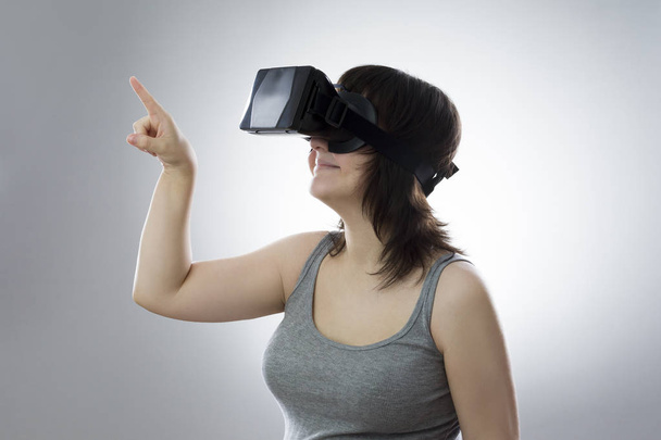 młoda kobieta używa okularów wirtualnej rzeczywistości - Zdjęcie, obraz