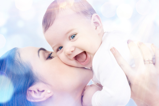 Boldog anya, baba, kezében - Fotó, kép