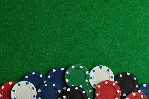 Фишки для покера образуют границу с зеленым фоном
 - Фото, изображение