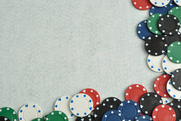 Pokerfiches vormen een grens met een witte achtergrond - Foto, afbeelding