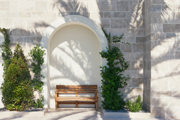 Одна скамейка в тени пальмы
 - Фото, изображение