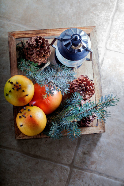 Χριστούγεννα πορτοκάλια σε ξύλινο κουτί - Φωτογραφία, εικόνα