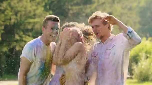 Water, gespoten op opgewonden lachende vrienden, jonge mensen plezier in de zomer - Video