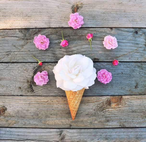 Rosa bianca fiore e rosa rose fiori in cono gelato su sfondo rustico in legno composizione fiori. Elegante giaciglio piatto. Concetto minimo o primaverile
. - Foto, immagini
