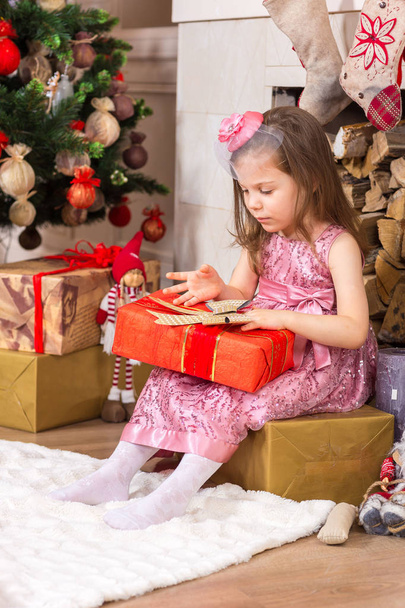 Little girl with Christmas present - 写真・画像