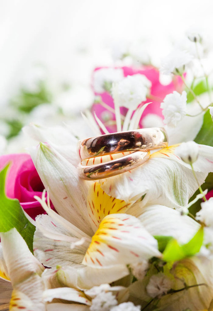 Anneaux de mariage et bouquet
 - Photo, image