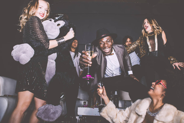 Люди празднующие в клубе
 - Фото, изображение