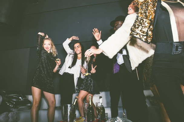 Люди святкують в клубі
 - Фото, зображення