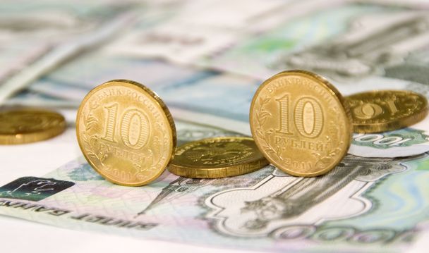 Пара монет и банкнот
 - Фото, изображение