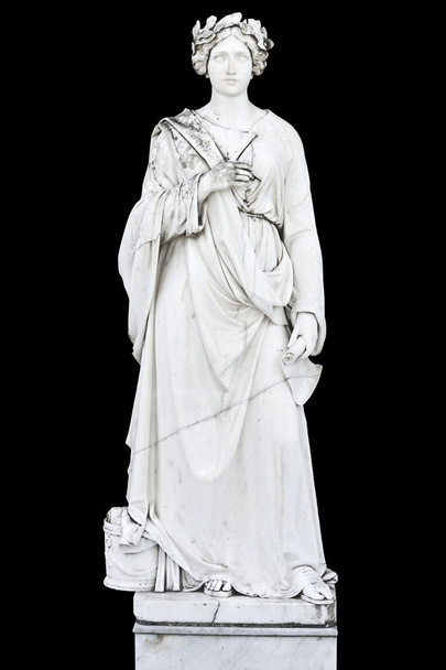 Estatua sobre fondo negro mostrando una musa mítica griega
 - Foto, imagen