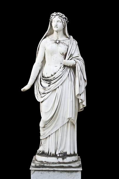 Статуя на черном изображает греческую мифическую музу
 - Фото, изображение