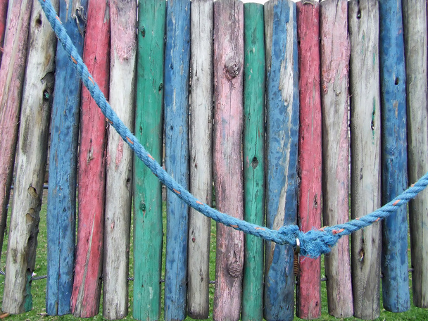 Detalle de un colorido patio de recreo en ruinas
 - Foto, imagen