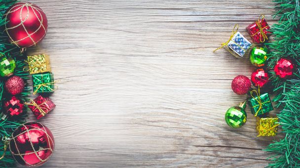 Kerstmis geschenk dozen en ballen achtergrond op houten textuur - Foto, afbeelding
