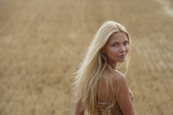 Young blond woman  - Foto, afbeelding