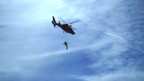 Helikopter vliegen tegen blauwe hemel. Lucht vervoer luchtvaart. Helicopter redding. - Video