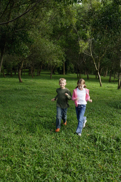 boy and girl running - Foto, Imagen