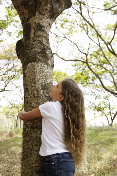 girl hugging tree - Zdjęcie, obraz