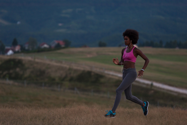 Jovem afro-americana jogging mulher na natureza
 - Foto, Imagem
