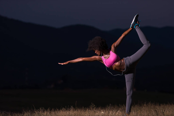 black woman doing yoga  in the nature - Fotoğraf, Görsel
