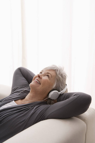 woman relaxing and listening music - Фото, зображення